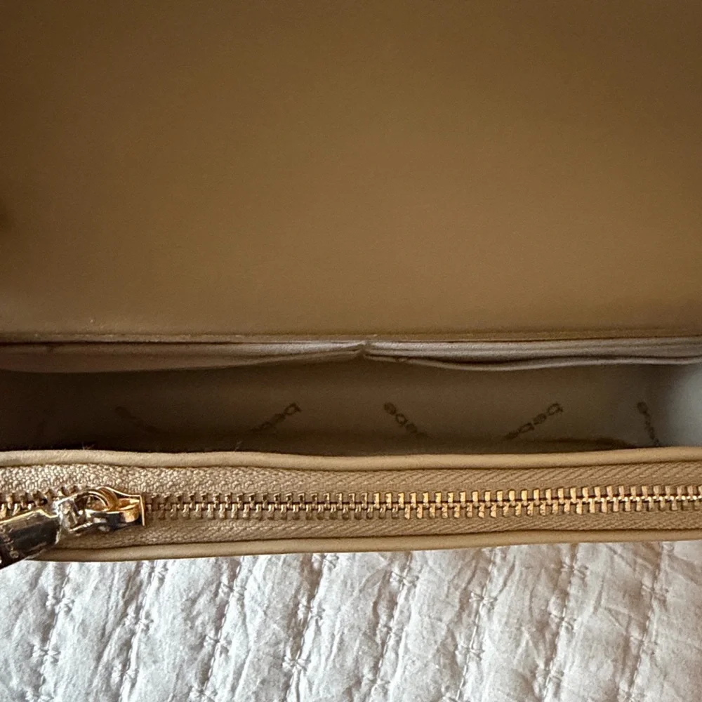 Bebe Beige Handbag w/ Gold Chain Strap Crossbody 3 in 1 w/ Card Case/Key Ring ❤️